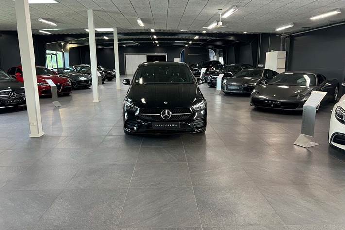 Sort Mercedes B250 e fra 2020 set udefra