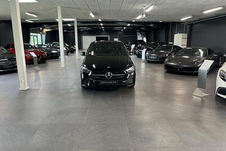 Sort Mercedes B250 e fra 2020 set udefra