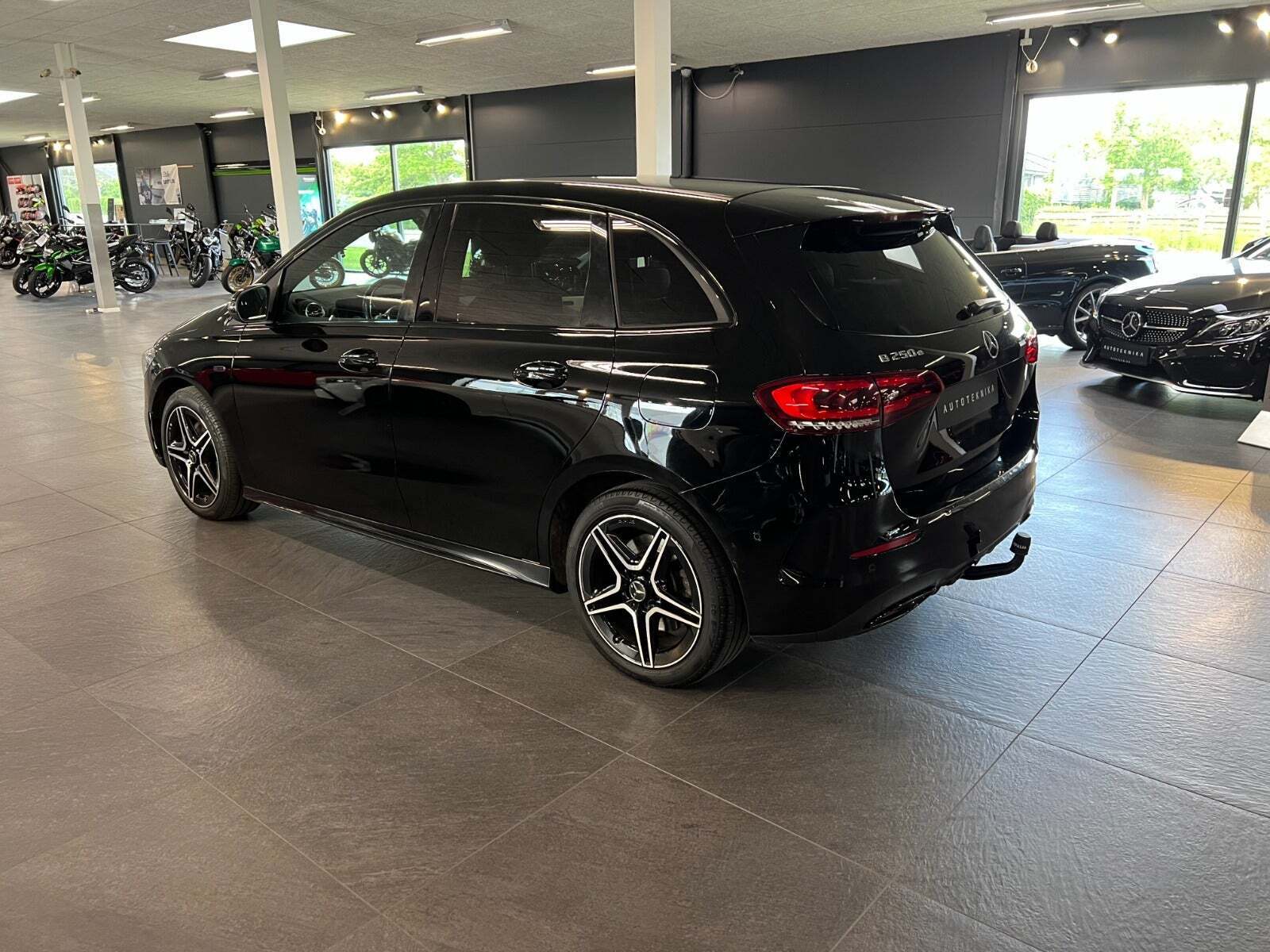 Sort Mercedes B250 e fra 2020 set udefra