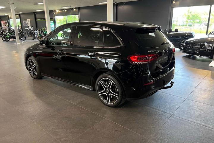 Sort Mercedes B250 e fra 2020 set udefra