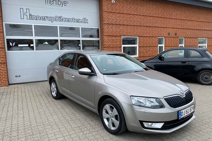 Orange Skoda Octavia fra 2016