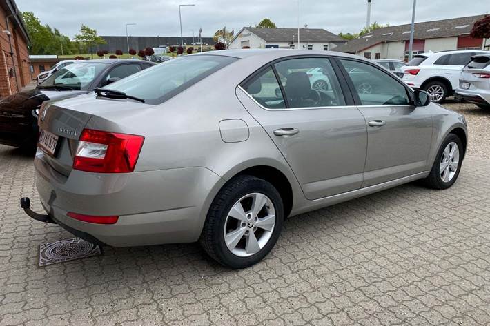 Orange Skoda Octavia fra 2016