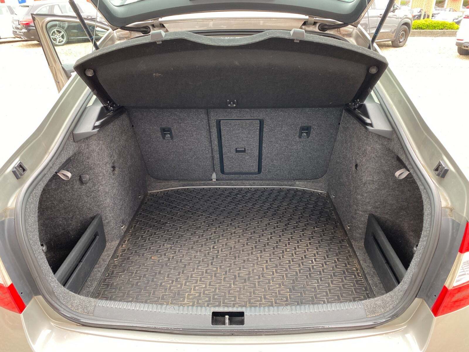 Orange Skoda Octavia fra 2016