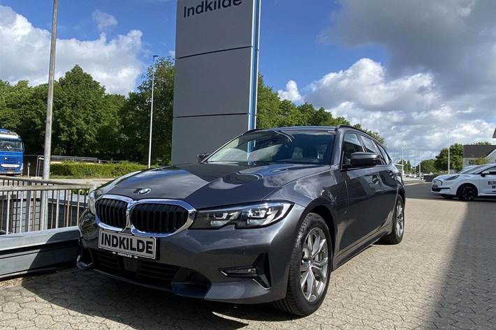 Grå BMW 330e fra 2021 set udefra