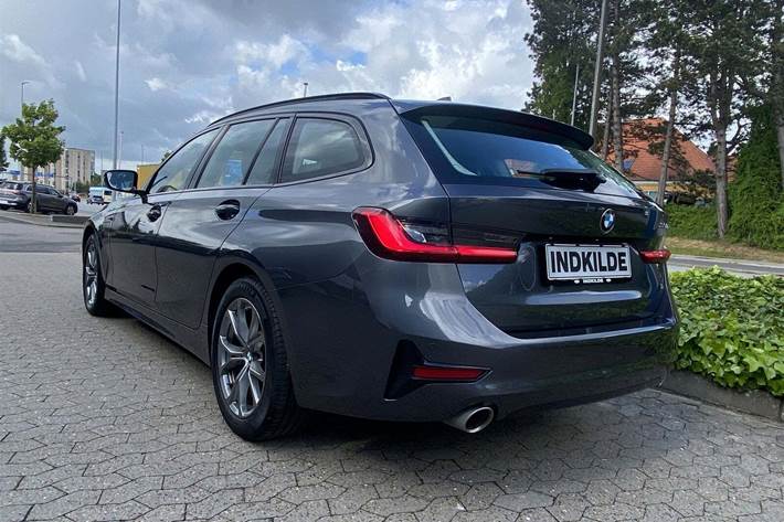 Grå BMW 330e fra 2021
