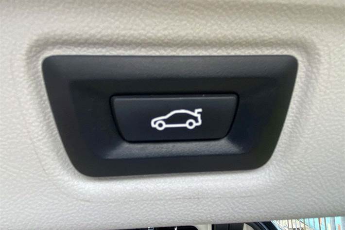 Grå BMW 330e fra 2021