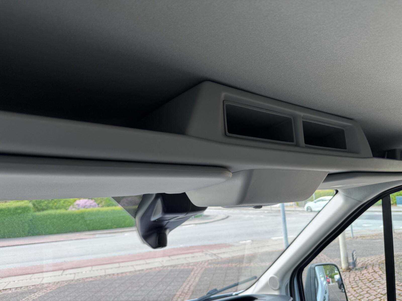 Hvid Ford Transit 350 L3 Van fra 2025 set indefra