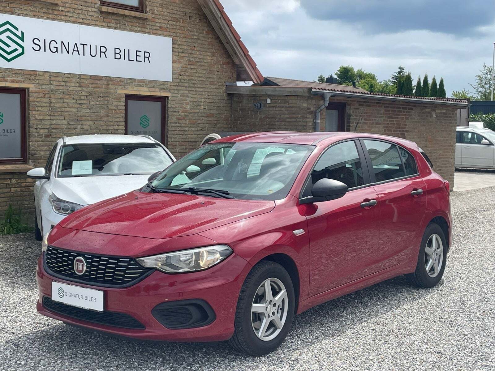 Rød Fiat Tipo fra 2017