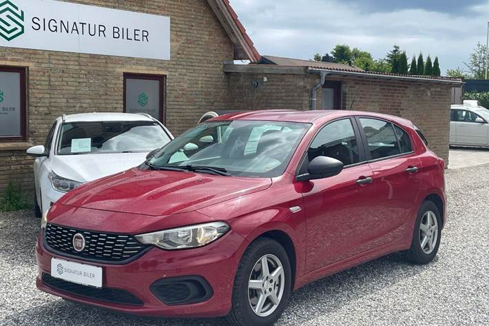 Rød Fiat Tipo fra 2017