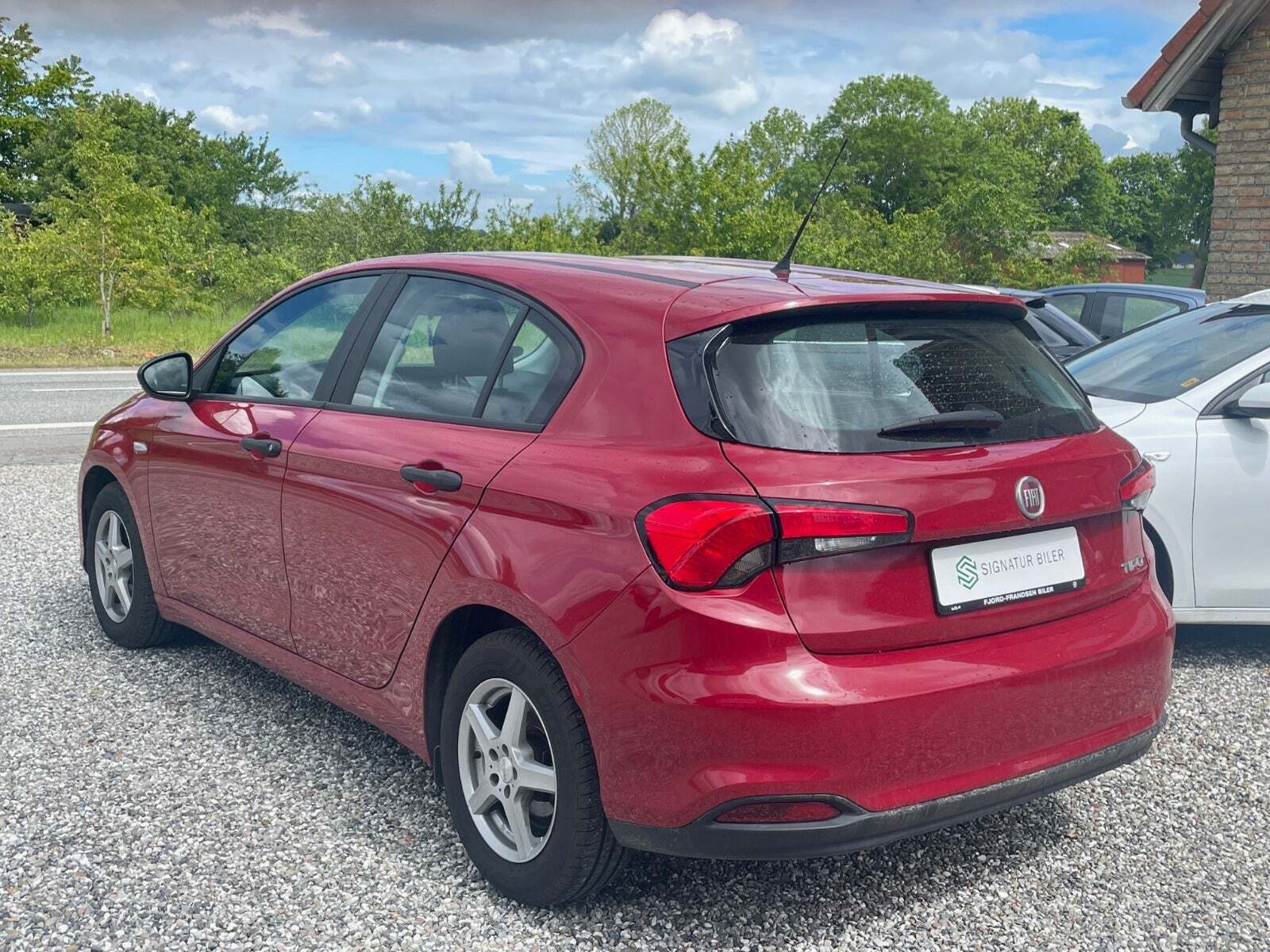 Rød Fiat Tipo fra 2017