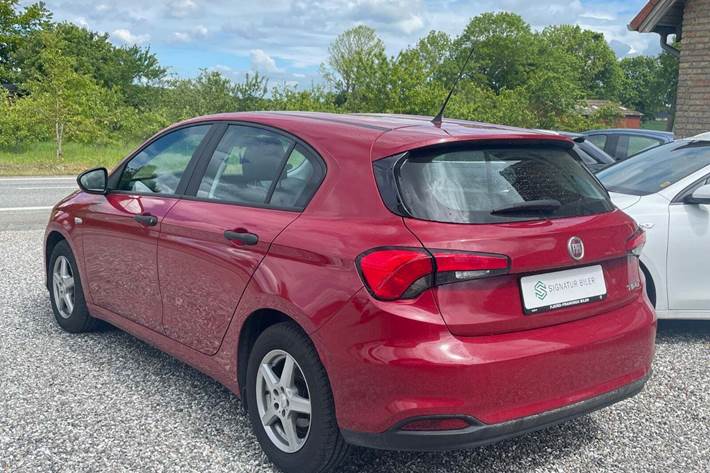 Rød Fiat Tipo fra 2017