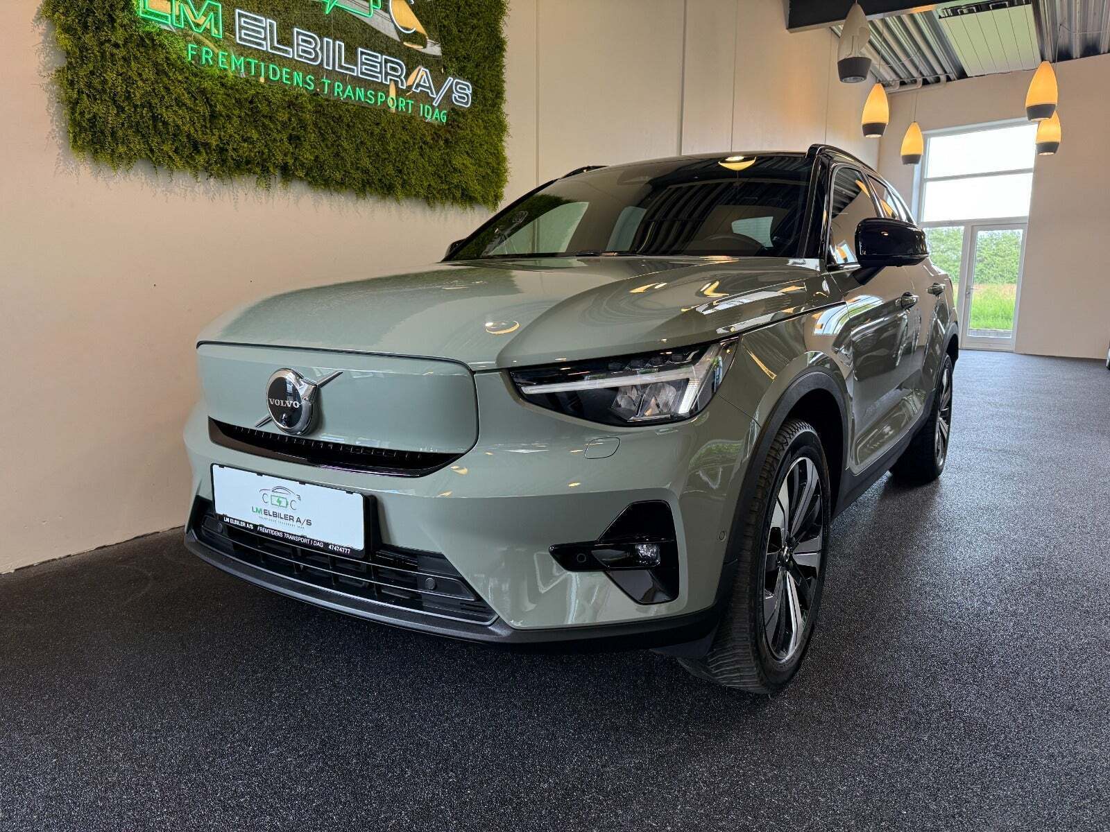 Grøn Volvo XC40 fra 2023 set udefra