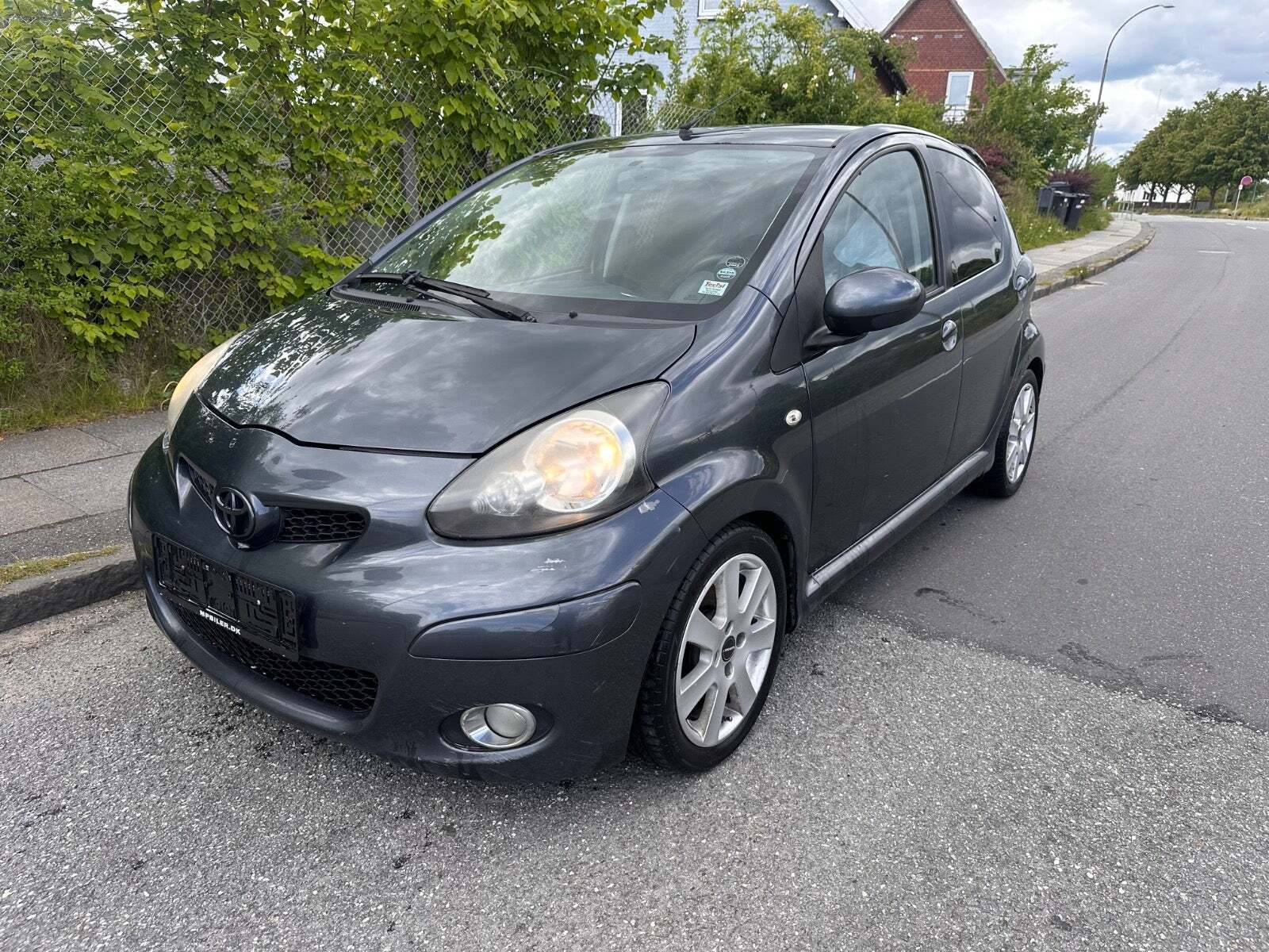 Grøn Toyota Aygo fra 2010 set udefra