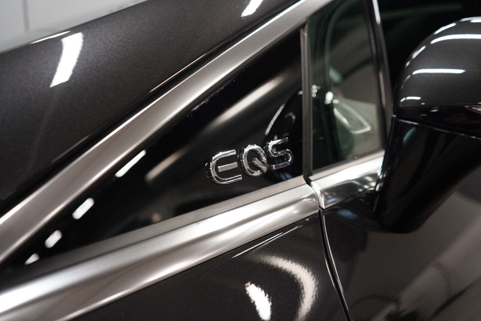 Grå Mercedes EQS450+ fra 2022
