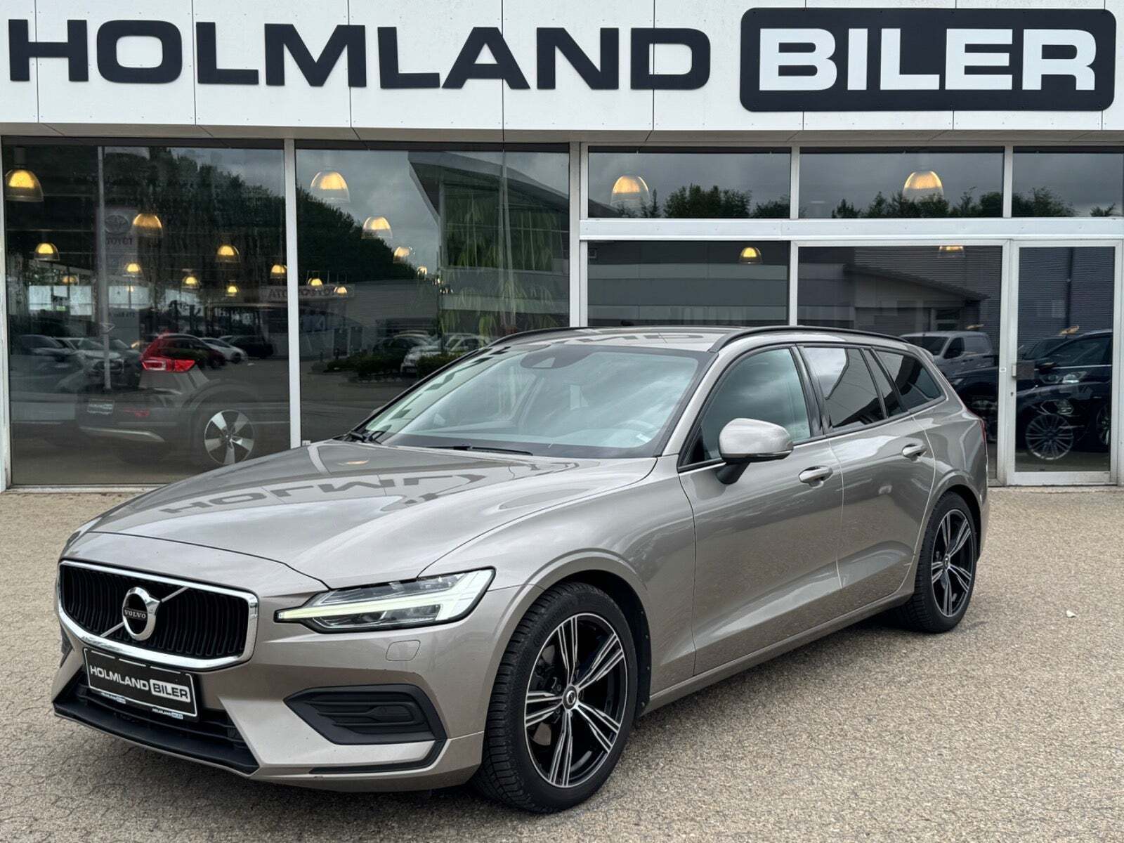 Grå Volvo V60 fra 2019 set udefra