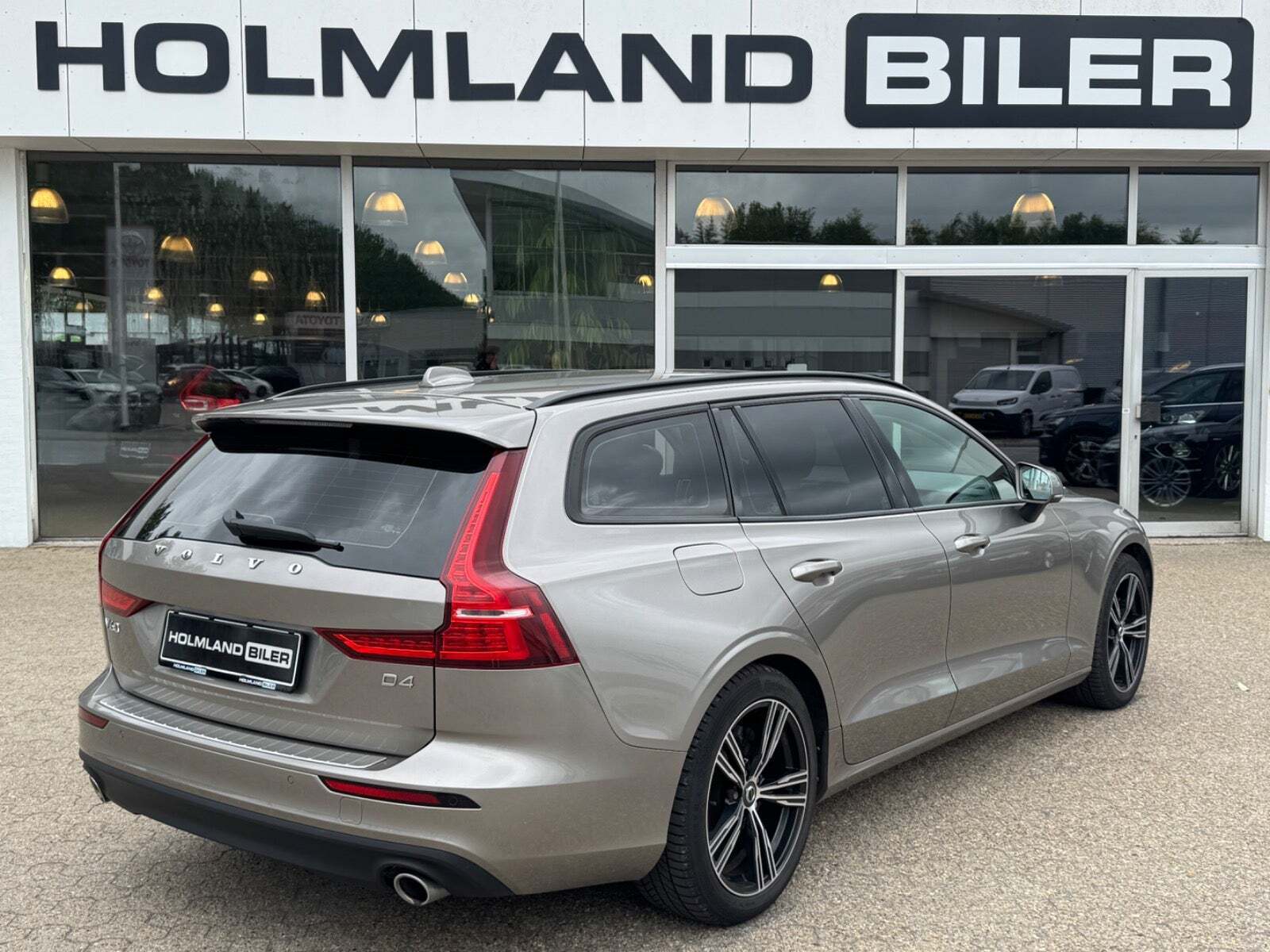 Grå Volvo V60 fra 2019