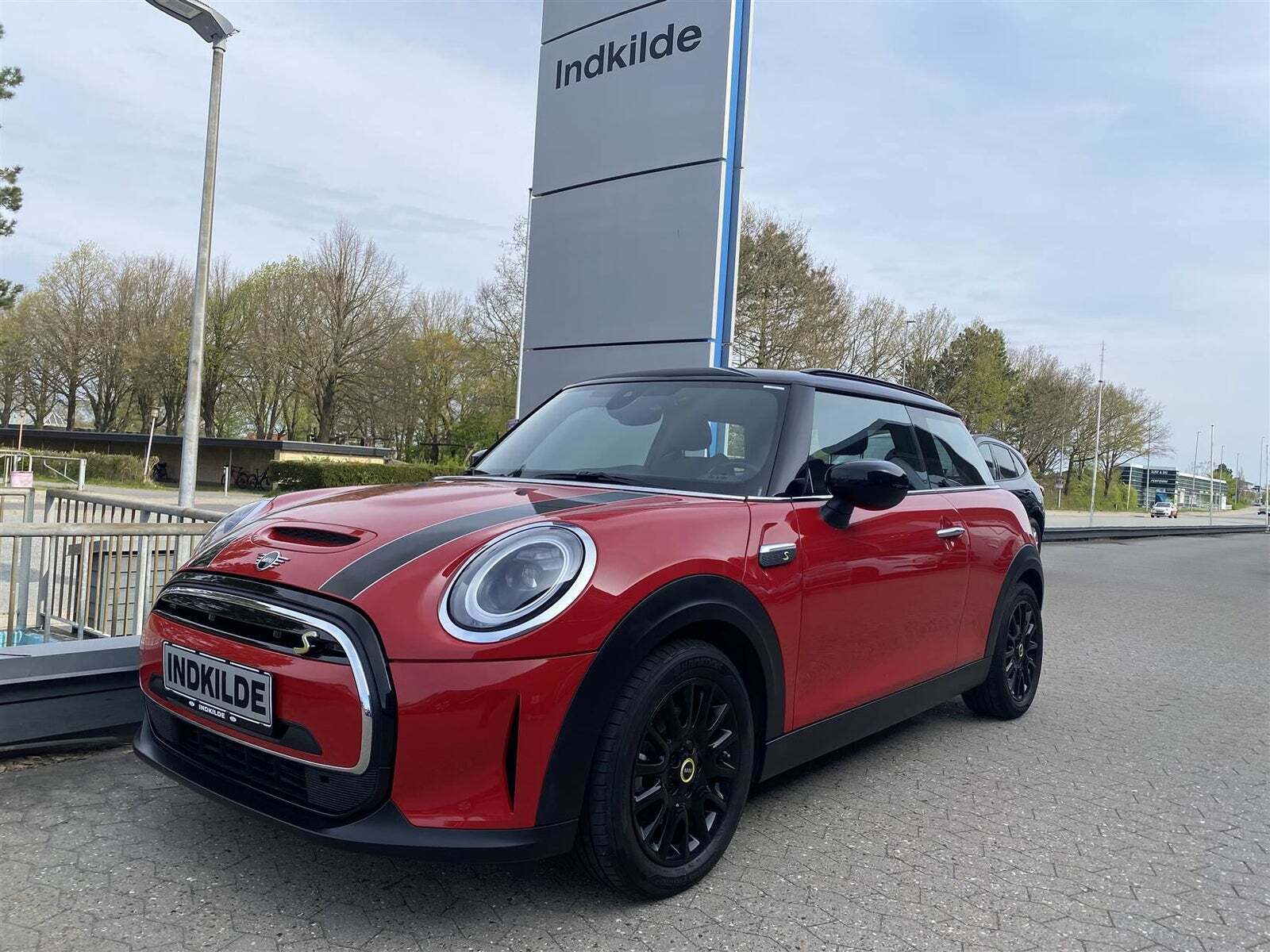 Rød Mini Cooper SE fra 2022 set udefra