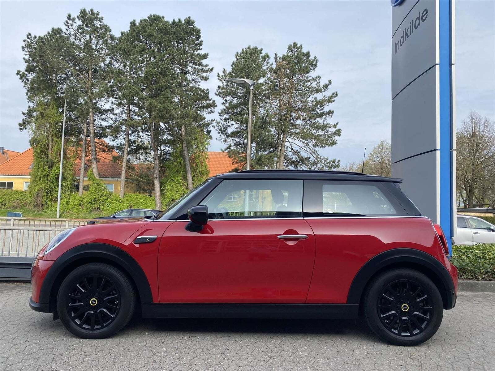 Rød Mini Cooper SE fra 2022