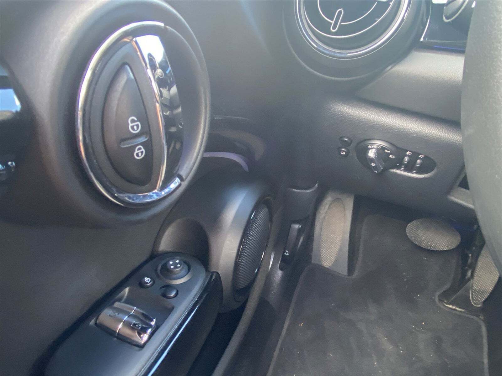 Rød Mini Cooper SE fra 2022