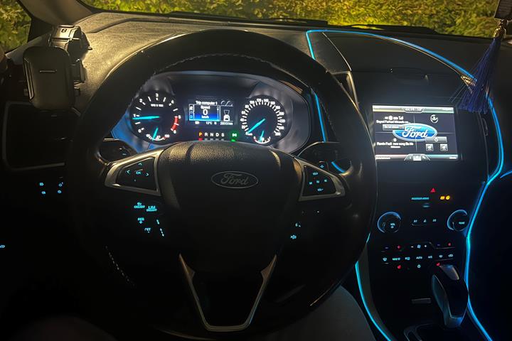 Grå Ford S-MAX fra 2016