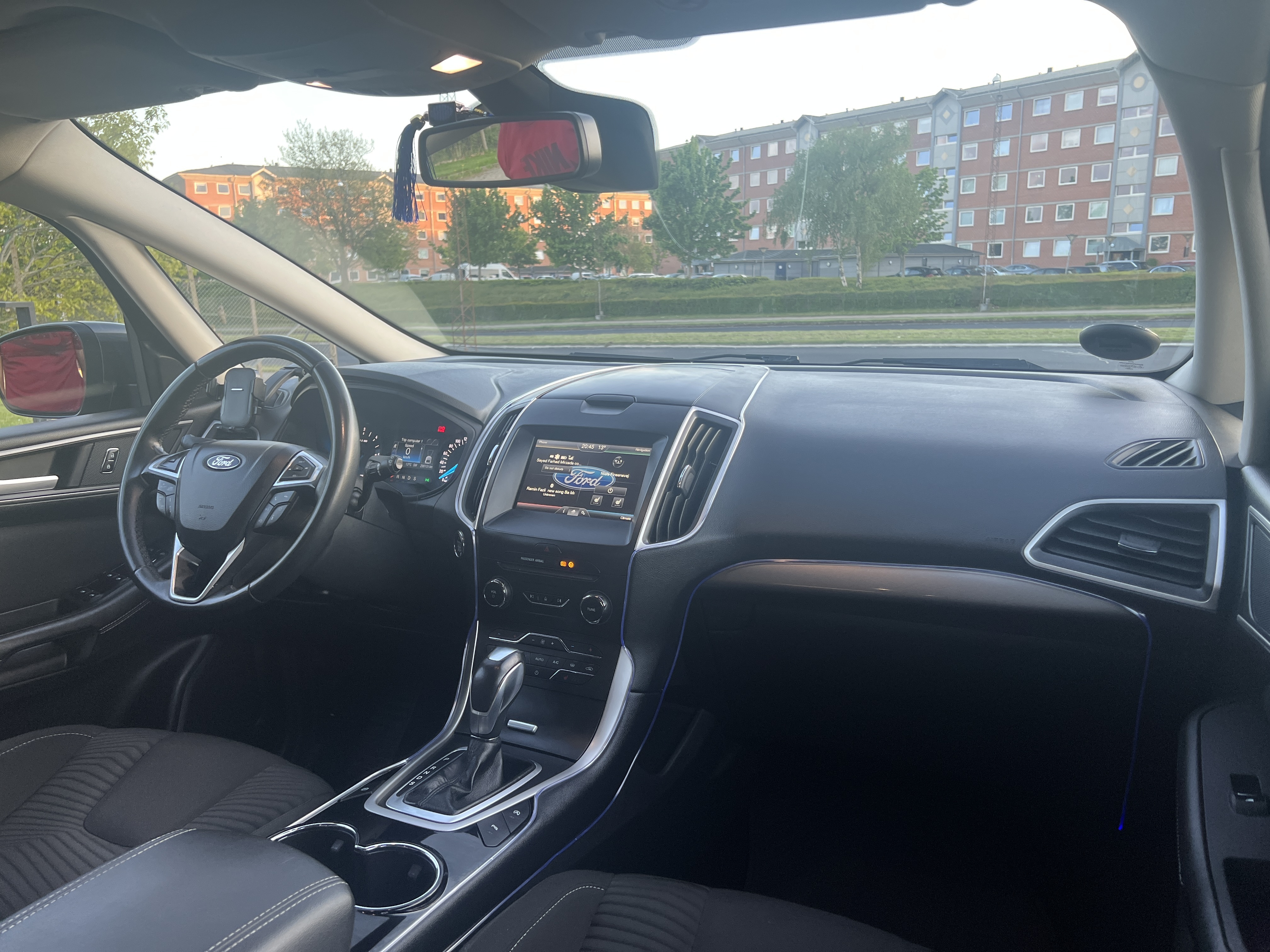 Grå Ford S-MAX fra 2016