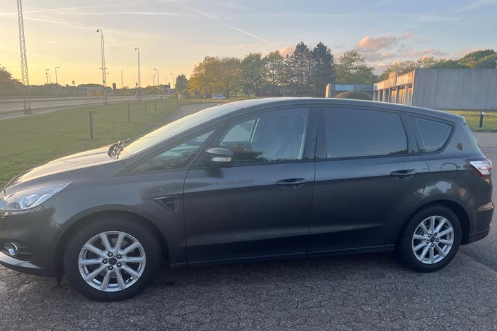 Grå Ford S-MAX fra 2016