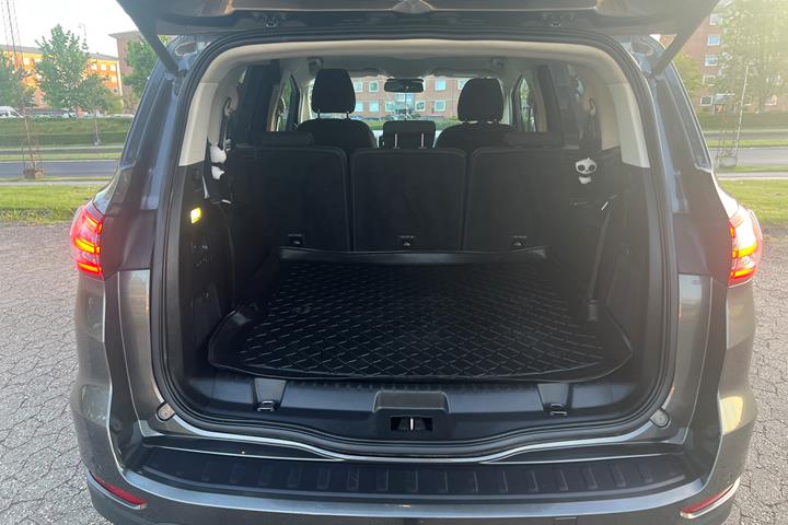 Grå Ford S-MAX fra 2016