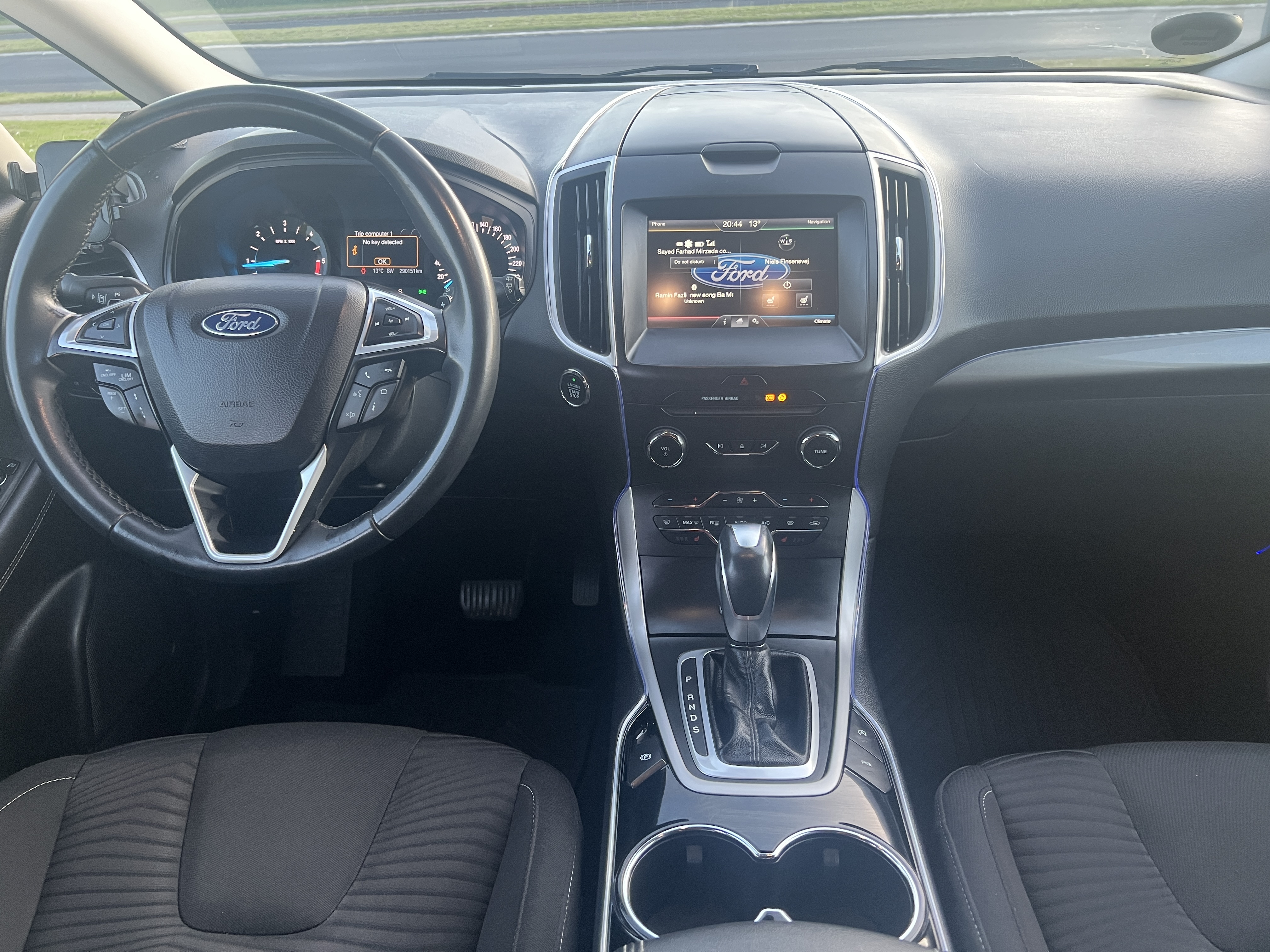 Grå Ford S-MAX fra 2016