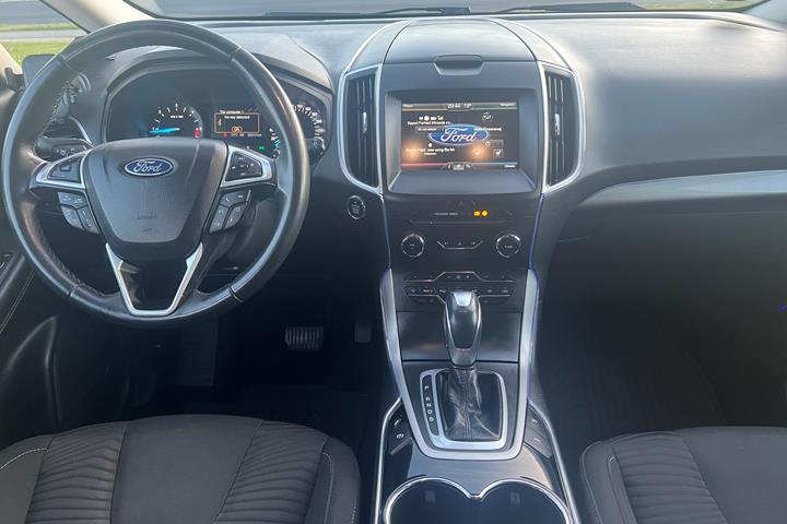 Grå Ford S-MAX fra 2016
