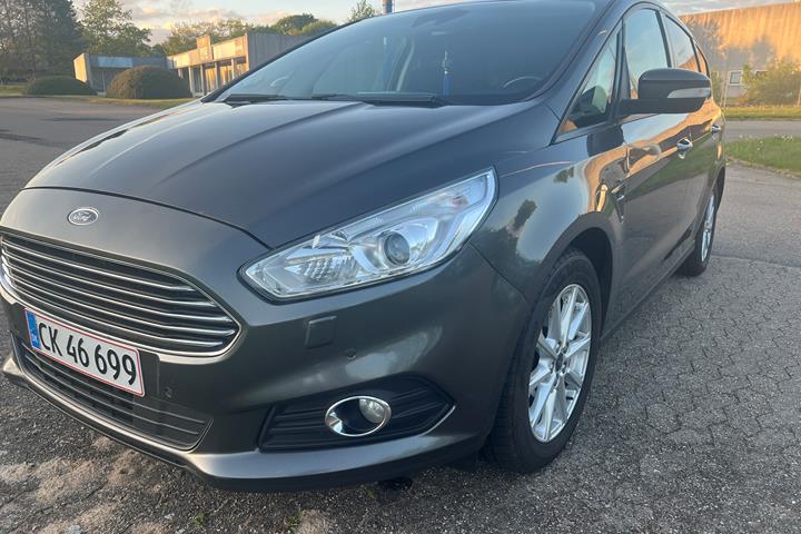 Grå Ford S-MAX fra 2016