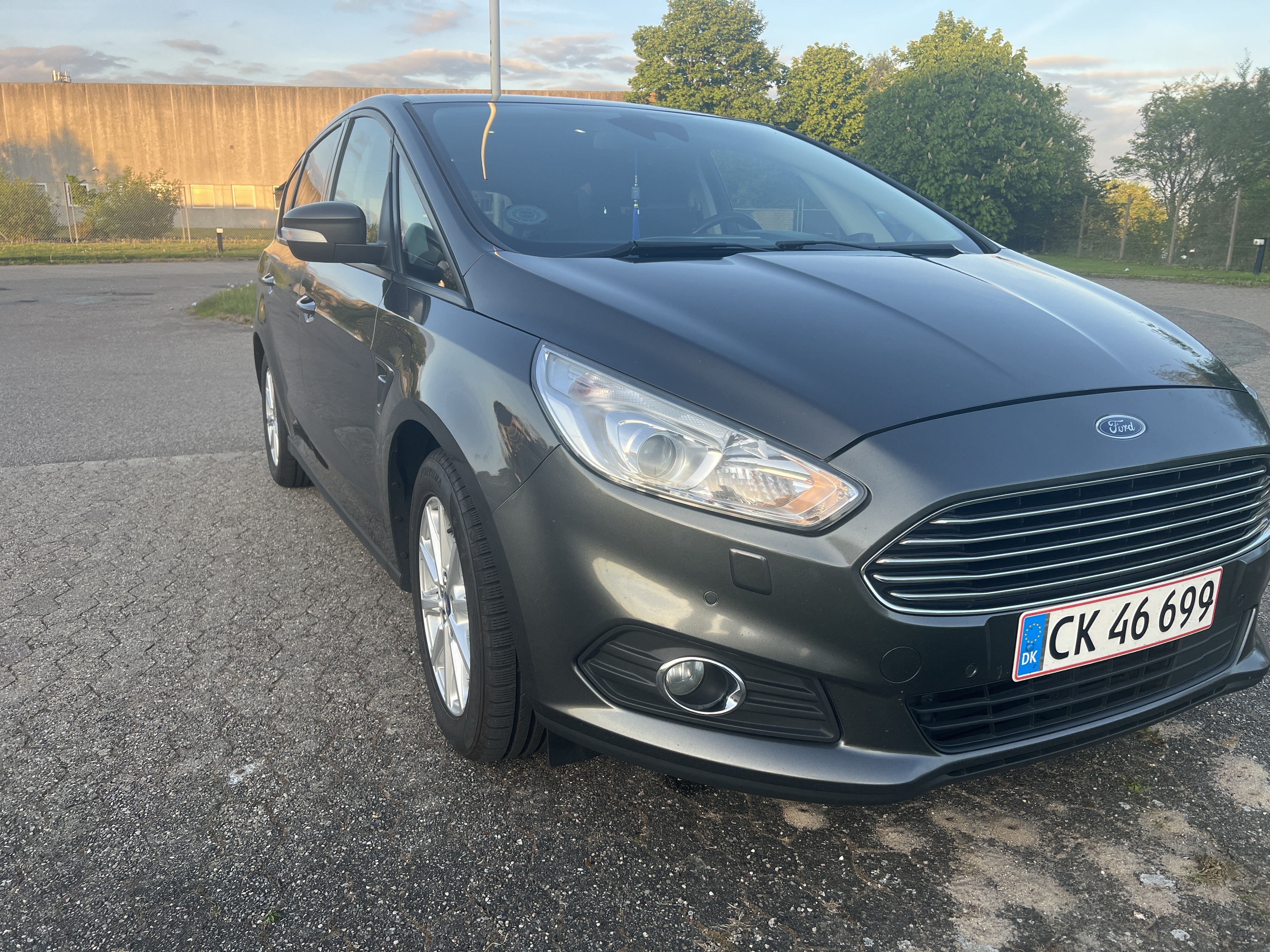 Grå Ford S-MAX fra 2016