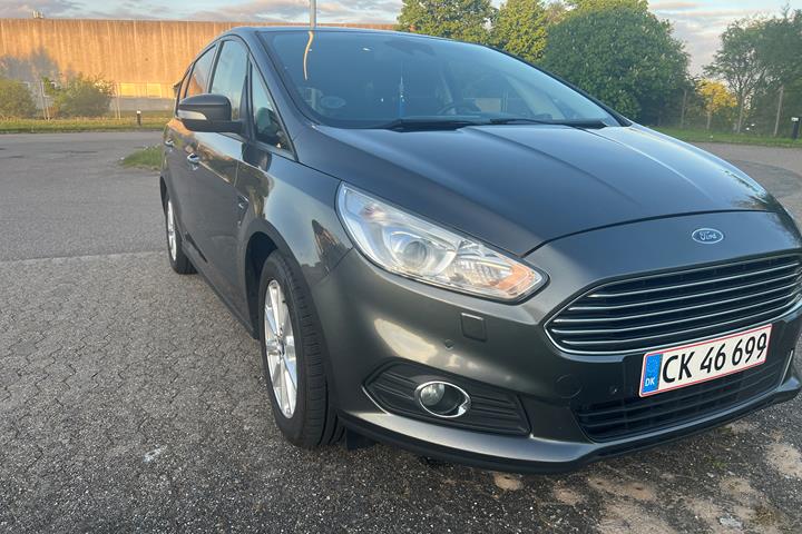 Grå Ford S-MAX fra 2016