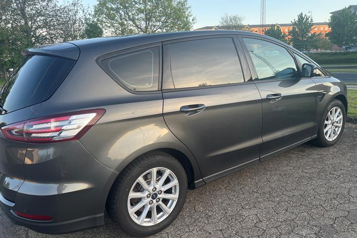 Grå Ford S-MAX fra 2016
