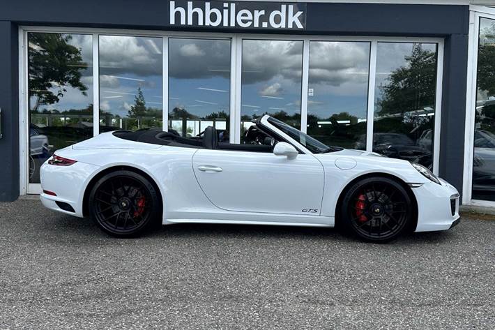 Gul Porsche 911 Carrera 4 GTS fra 2017