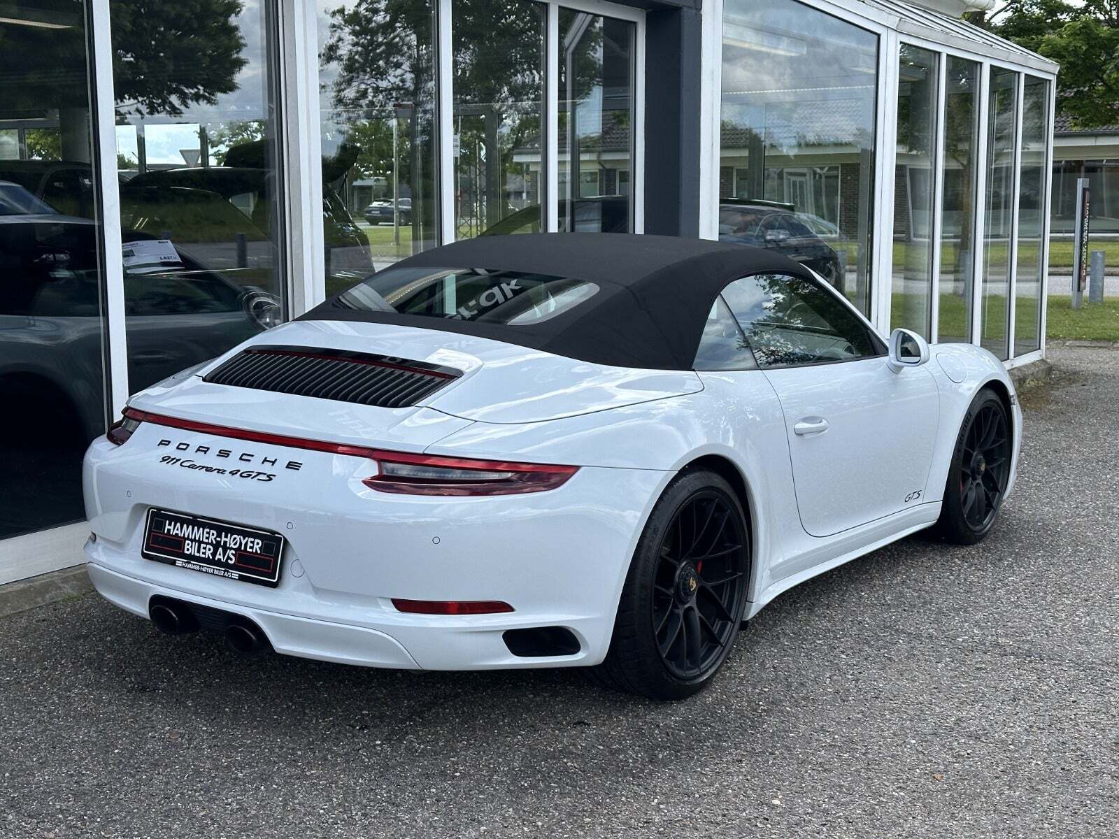 Gul Porsche 911 Carrera 4 GTS fra 2017