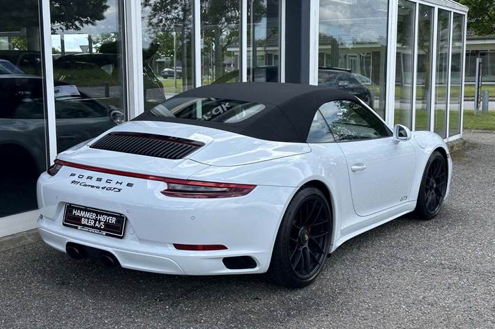 Gul Porsche 911 Carrera 4 GTS fra 2017