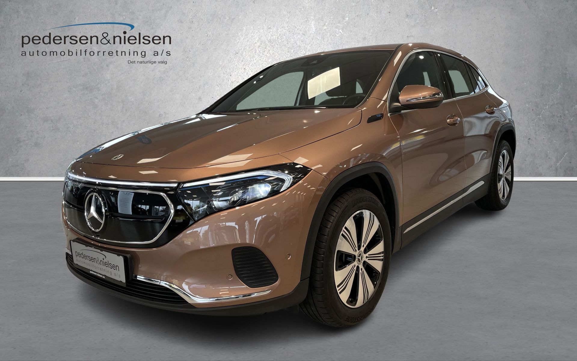 Bronze Mercedes EQA 250+ fra 2022 set udefra