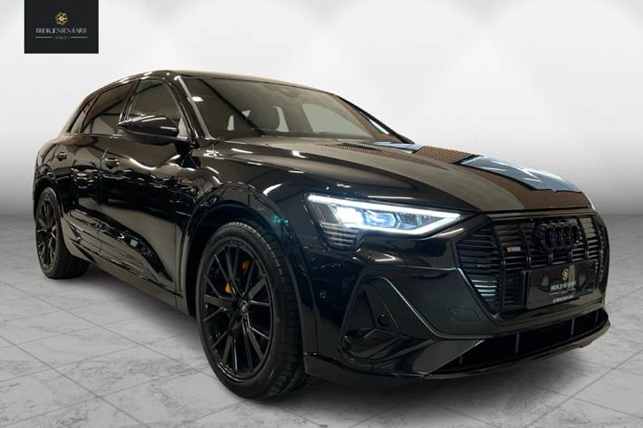 Sort Audi e-tron fra 2023 set udefra
