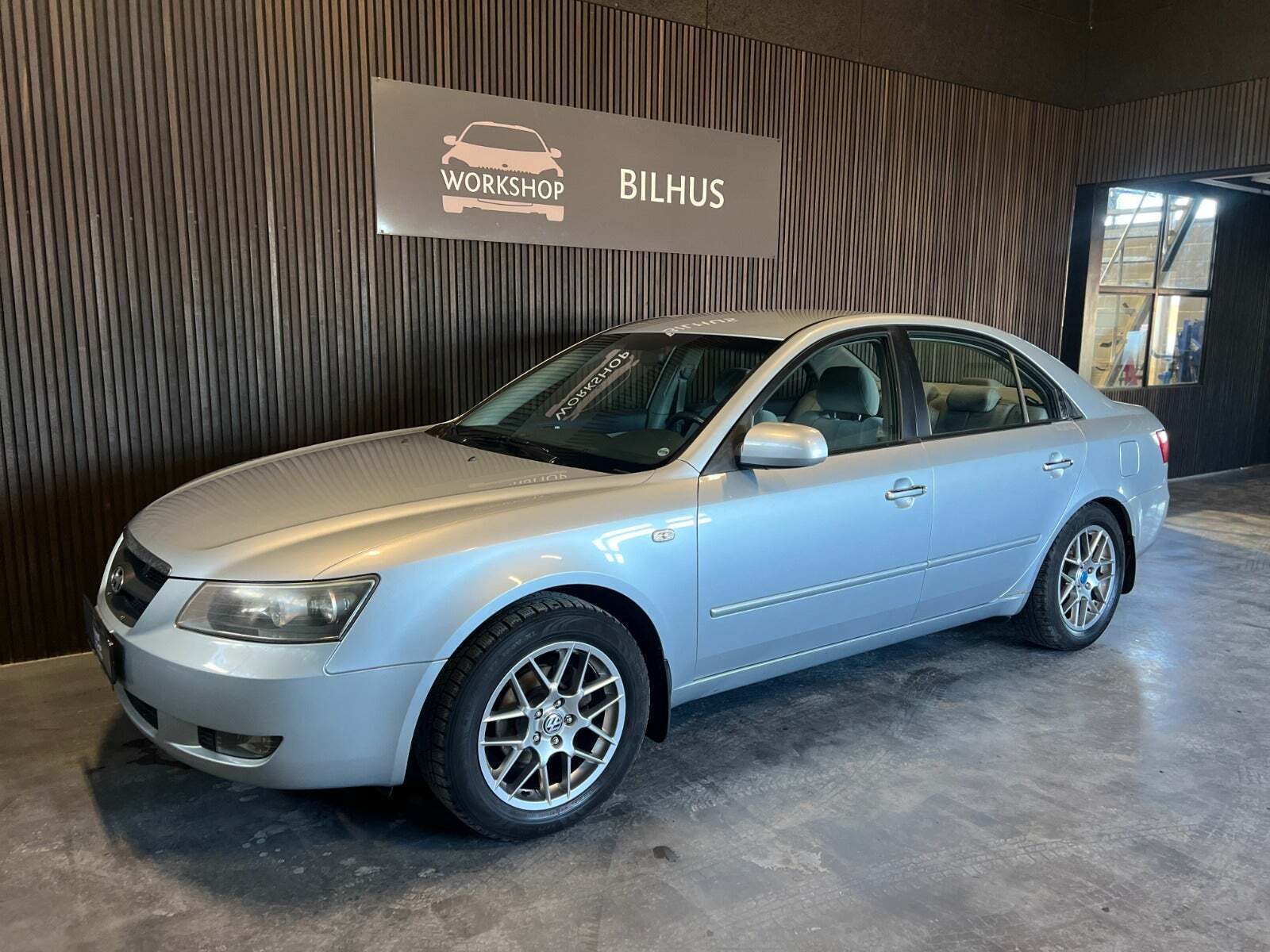 Sølv Hyundai Sonata fra 2005 set udefra