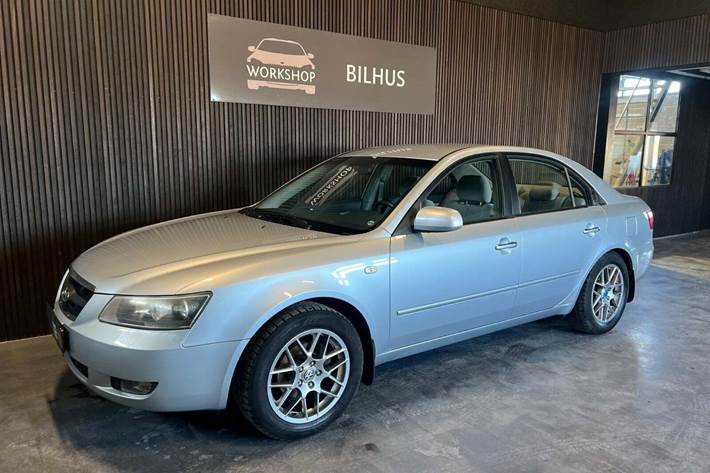 Sølv Hyundai Sonata fra 2005 set udefra