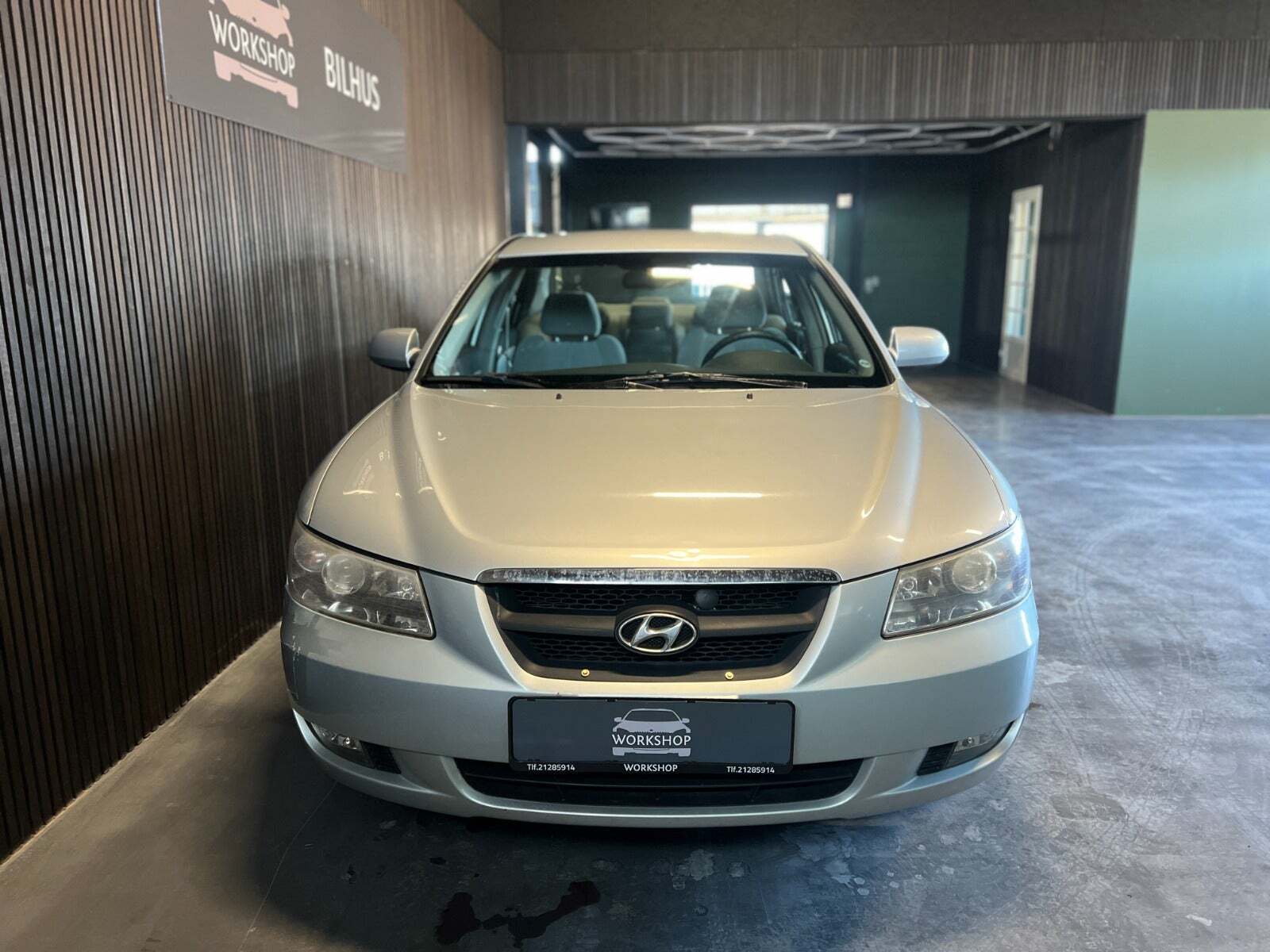 Sølv Hyundai Sonata fra 2005 set udefra