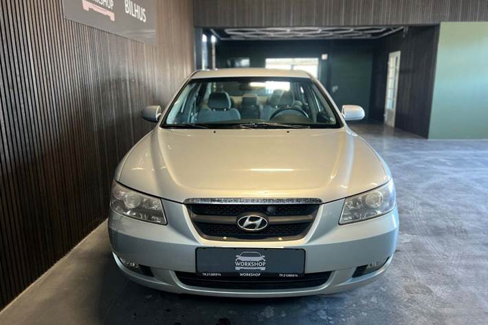 Sølv Hyundai Sonata fra 2005 set udefra