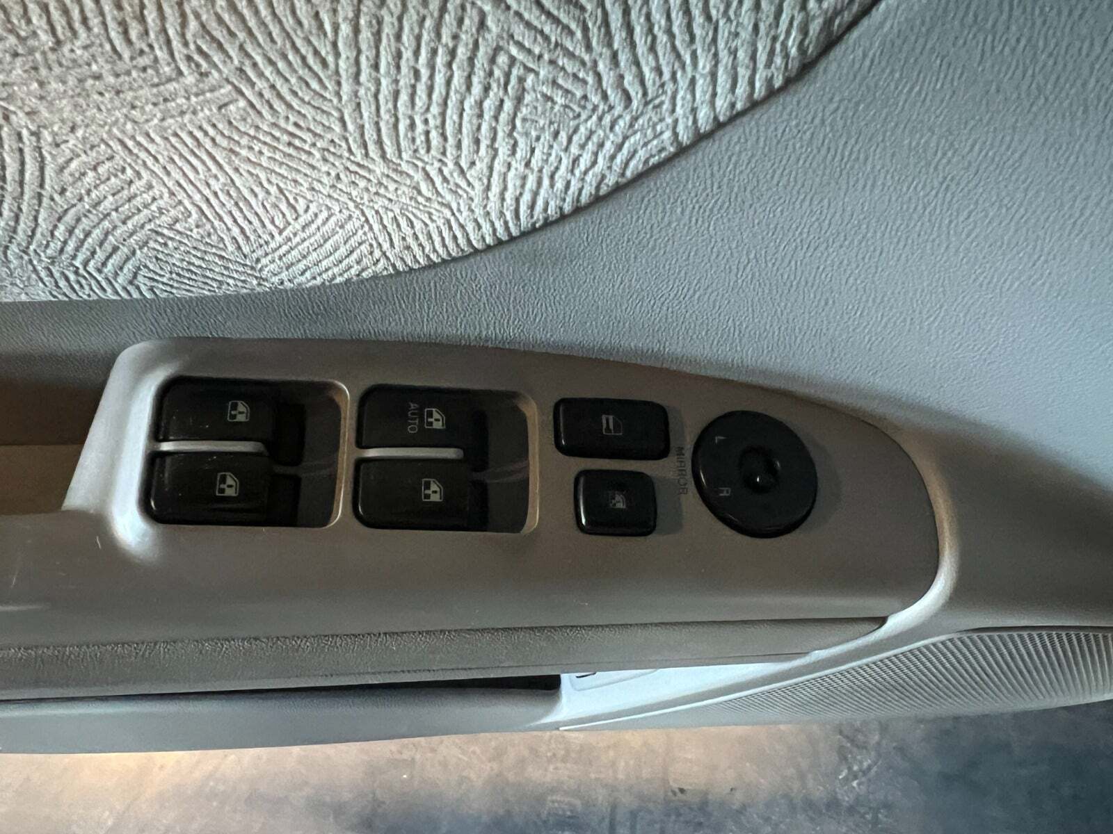 Sølv Hyundai Sonata fra 2005 set indefra