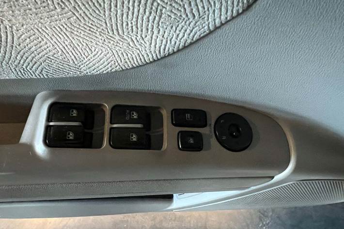 Sølv Hyundai Sonata fra 2005 set indefra