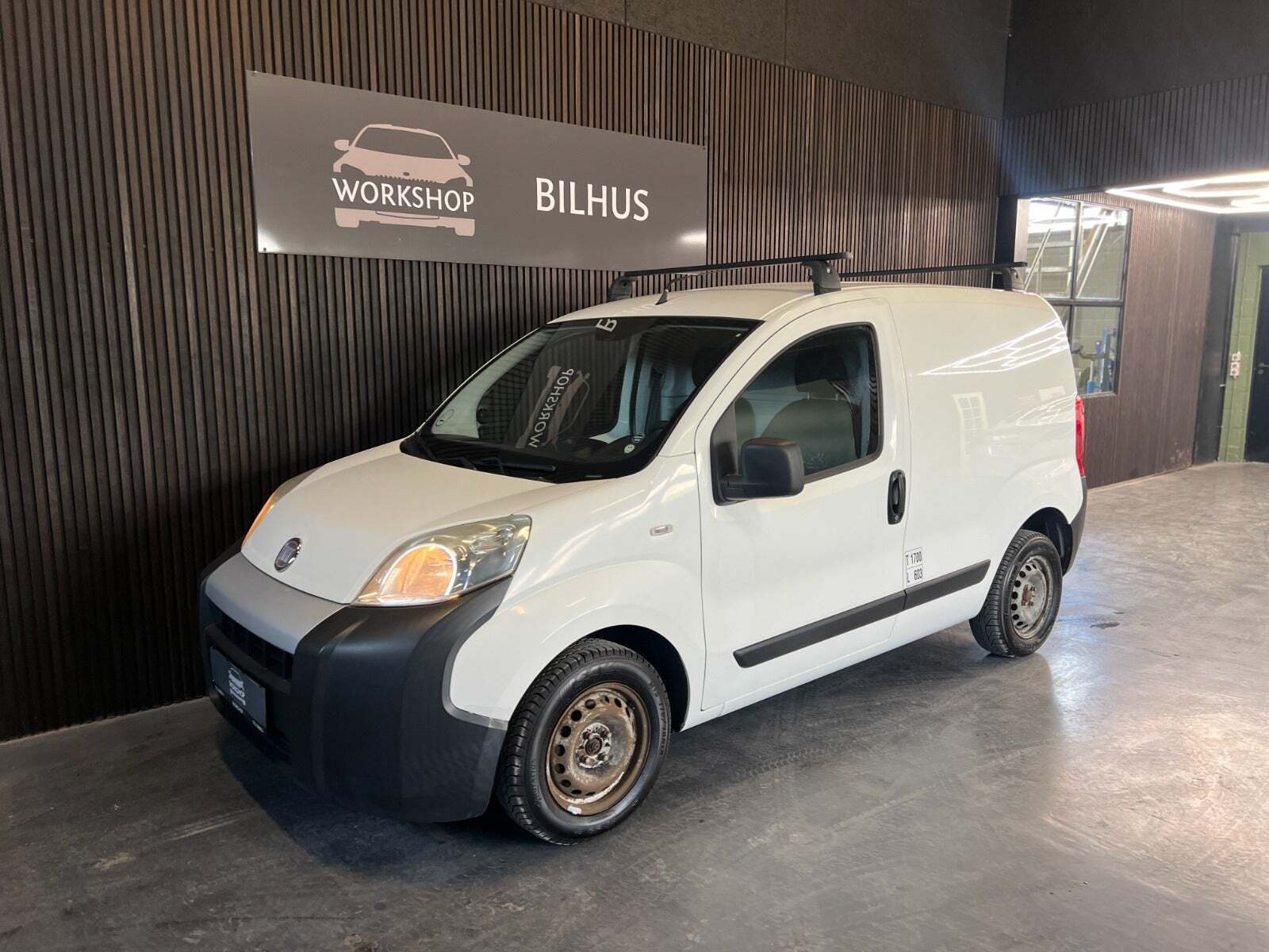 Hvid Fiat Fiorino fra 2012 set udefra