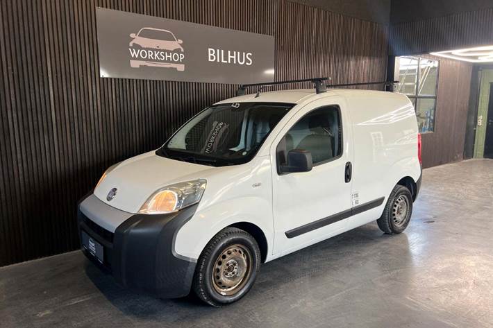 Hvid Fiat Fiorino fra 2012 set udefra