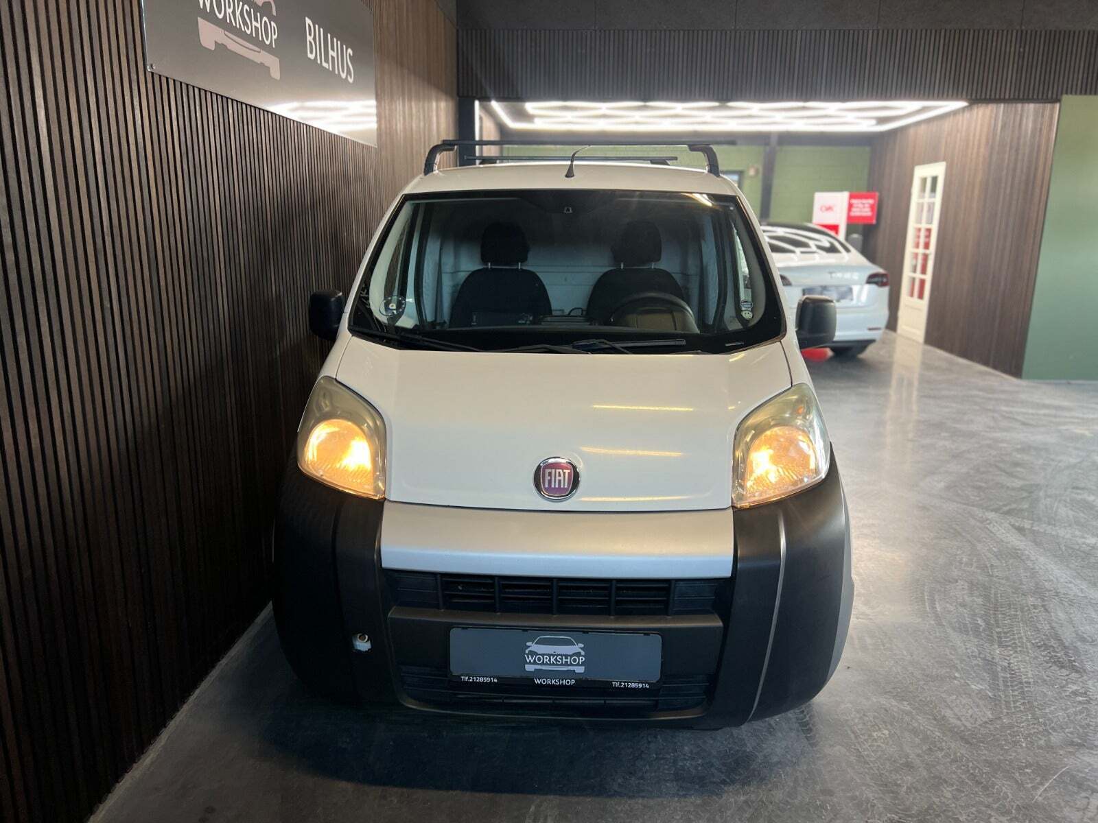 Hvid Fiat Fiorino fra 2012 set udefra