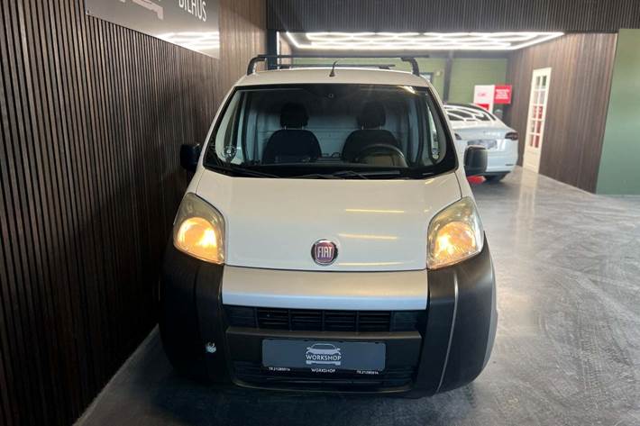 Hvid Fiat Fiorino fra 2012 set udefra