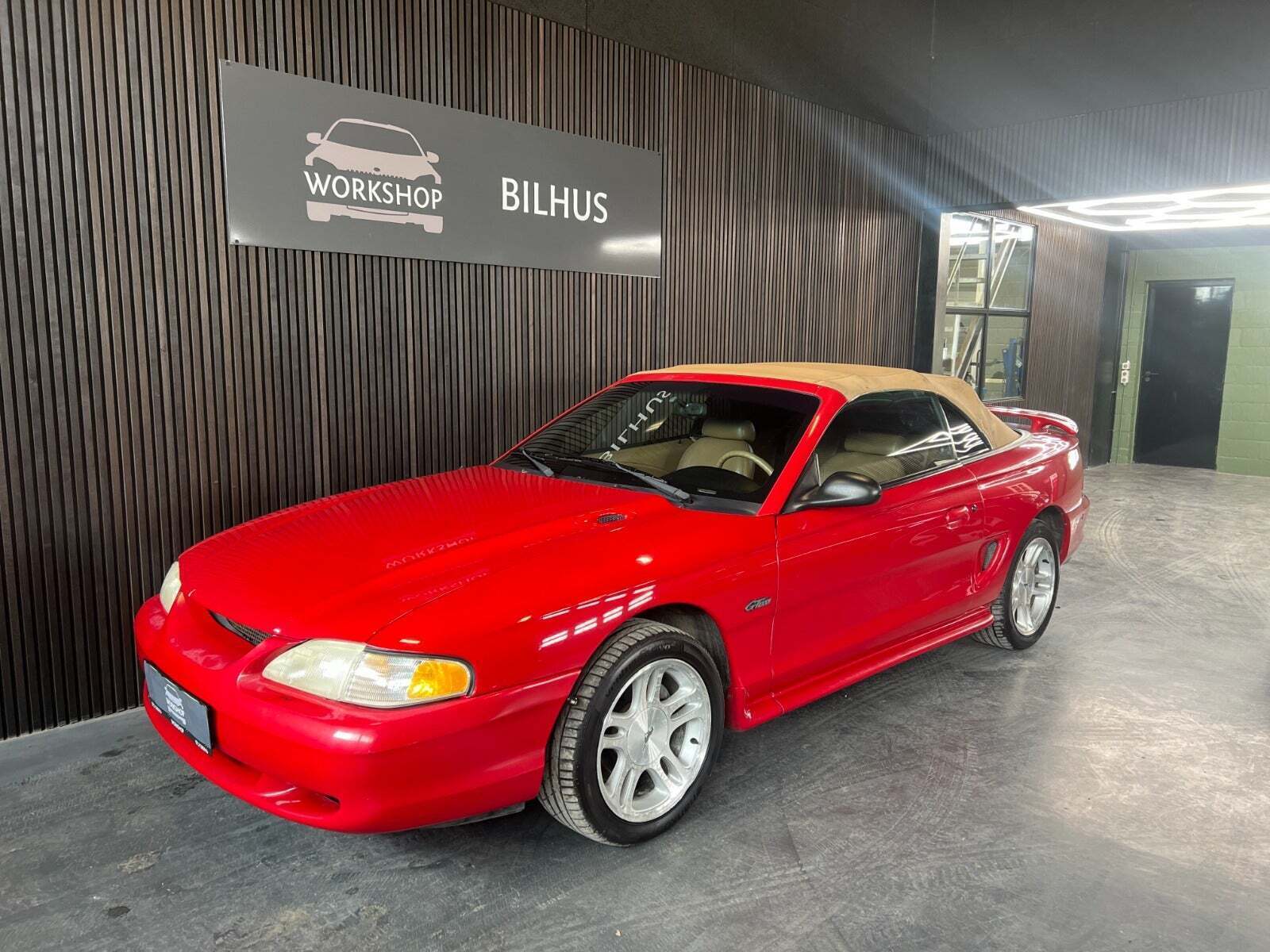 Rød Ford Mustang fra 1998 set udefra