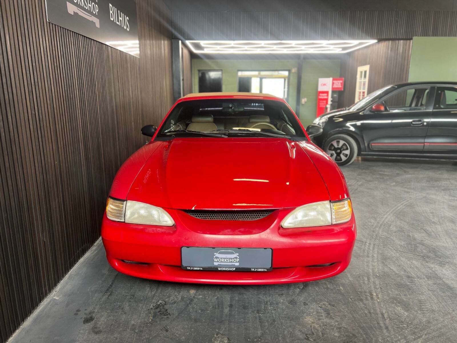 Rød Ford Mustang fra 1998